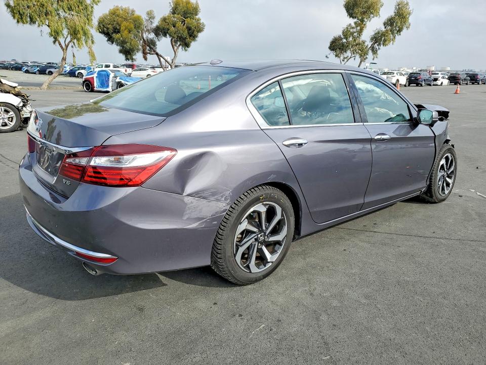 Photo 3 from auction – 2017 HONDA ACCORD with VIN 1HGCR3F85HA024397