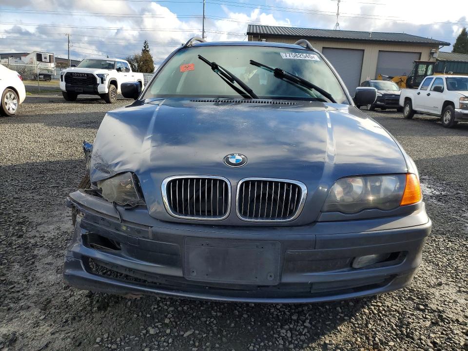 Photo 5 from auction – 2001 BMW 325 IT with VIN WBAAW33441ET40773