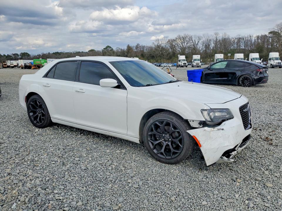 Photo 4 from auction – 2019 CHRYSLER 300 with VIN 2C3CCABG2KH625944