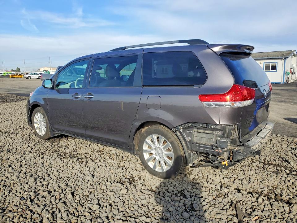 Photo 2 from auction – 2013 TOYOTA SIENNA XLE with VIN 5TDDK3DC9DS066518