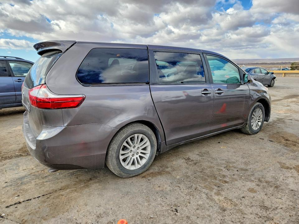 Photo 3 from auction – 2017 TOYOTA SIENNA with VIN 5TDYZ3DC1HS796443
