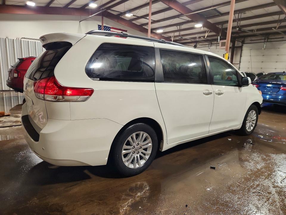 Photo 3 from auction – 2014 TOYOTA SIENNA XLE with VIN 5TDYK3DC6ES430719