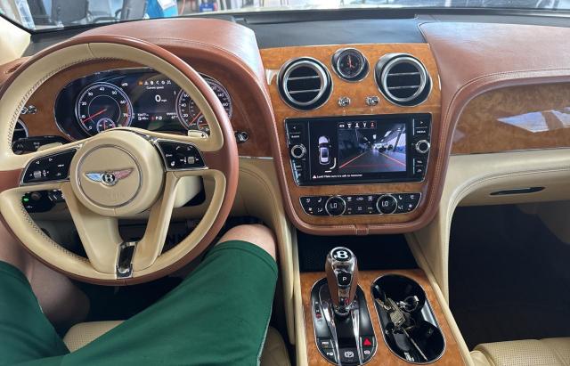 Photo 9 from auction – 2017 BENTLEY BENTAYGA with VIN SJAAC2ZV7HC013460