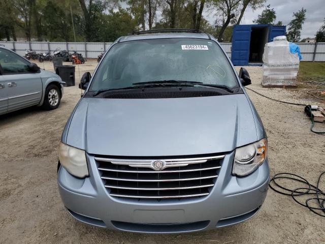 Photo 5 from auction – 2005 CHRYSLER TOWN & COU with VIN 2C8GP54LX5R142816