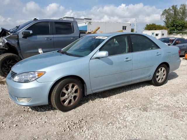 TOYOTA CAMRY LE 2005 with VIN 4T1BF30K65U598889 - Photo from auction