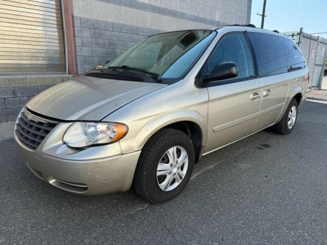 Photo 2 from auction – 2005 CHRYSLER TOWN & COU with VIN 2C8GP44R15R541631