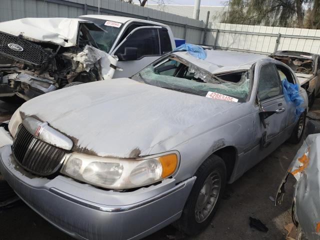 LINCOLN TOWN CAR E 2000 with VIN 1LNHM81W3YY824379 - Photo from auction