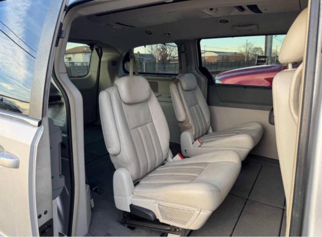 Photo 6 from auction – 2009 CHRYSLER TOWN & COU with VIN 2A8HR54199R676516
