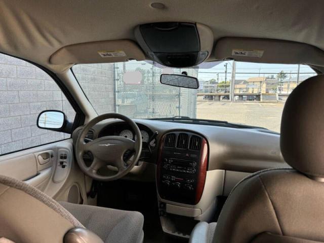 Photo 9 from auction – 2005 CHRYSLER TOWN & COU with VIN 2C8GP44R15R541631