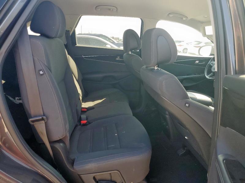 Photo 11 from auction – 2016 KIA SORENTO LX with VIN 5XYPG4A33GG015283