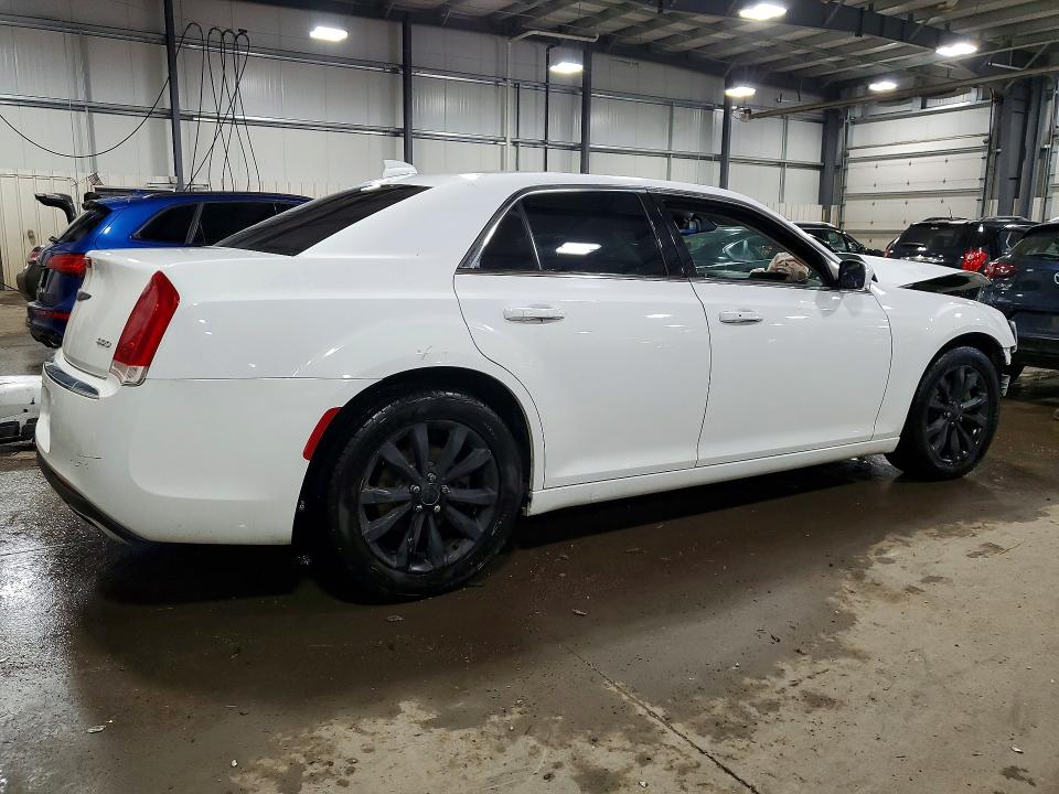 Photo 3 from auction – 2017 CHRYSLER 300 with VIN 2C3CCARG9HH571489