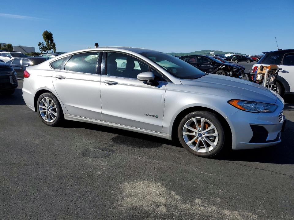 Photo 4 from auction – 2019 FORD FUSION with VIN 3FA6P0LU7KR179182