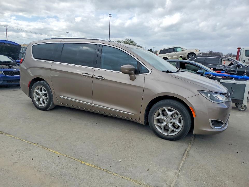 Photo 4 from auction – 2017 CHRYSLER PACIFICA with VIN 2C4RC1EGXHR759475