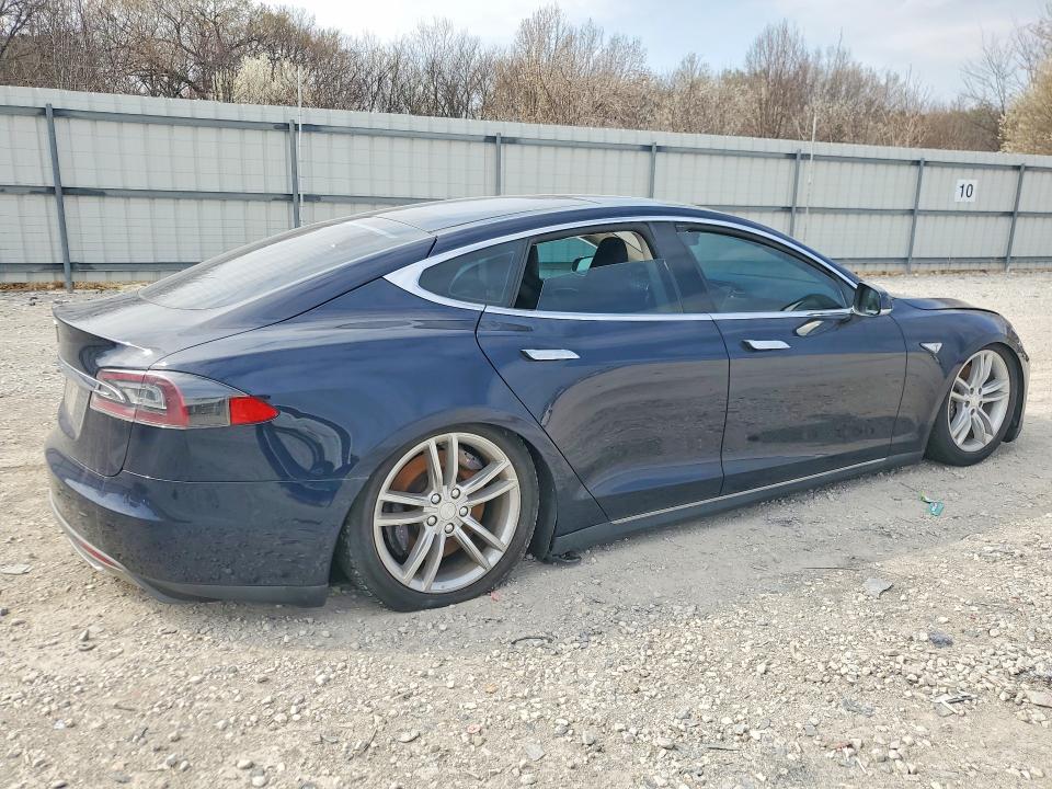 Photo 3 from auction – 2013 TESLA MODEL S with VIN 5YJSA1CG8DFP04863