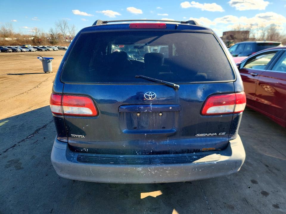Photo 6 from auction – 2002 TOYOTA SIENNA with VIN 4T3ZF19C72U499774