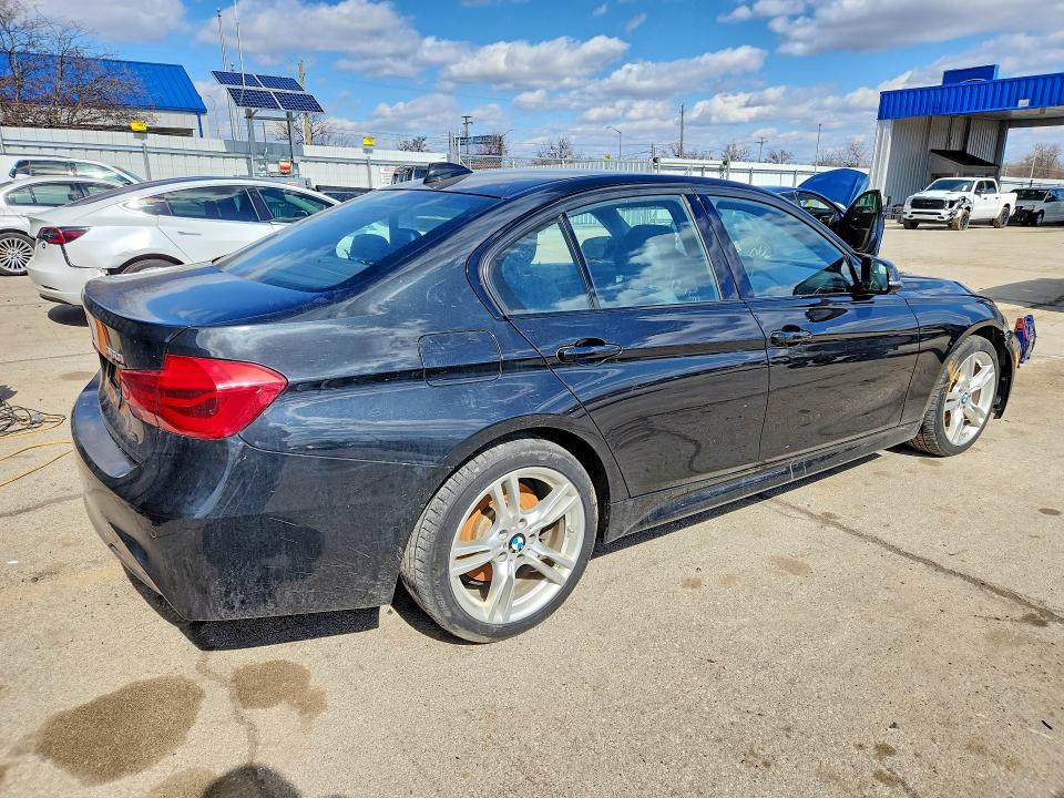 صورة رقم 3 من المزاد - 2017 BMW 330 مع VIN WBA8D9C39HA004956
