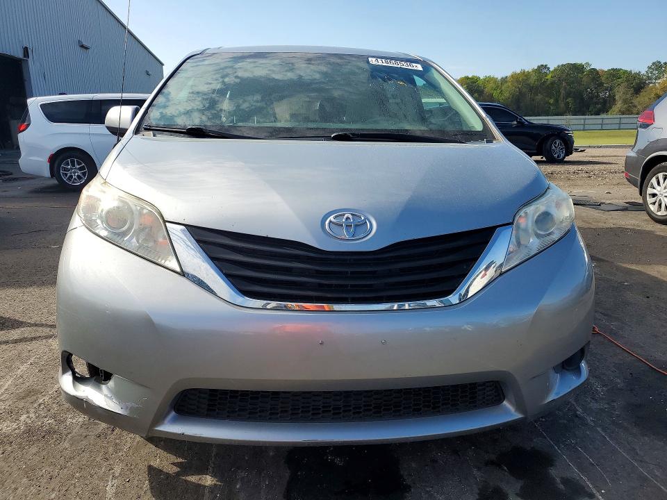 Photo 5 from auction – 2014 TOYOTA SIENNA with VIN 5TDKK3DC2ES417598