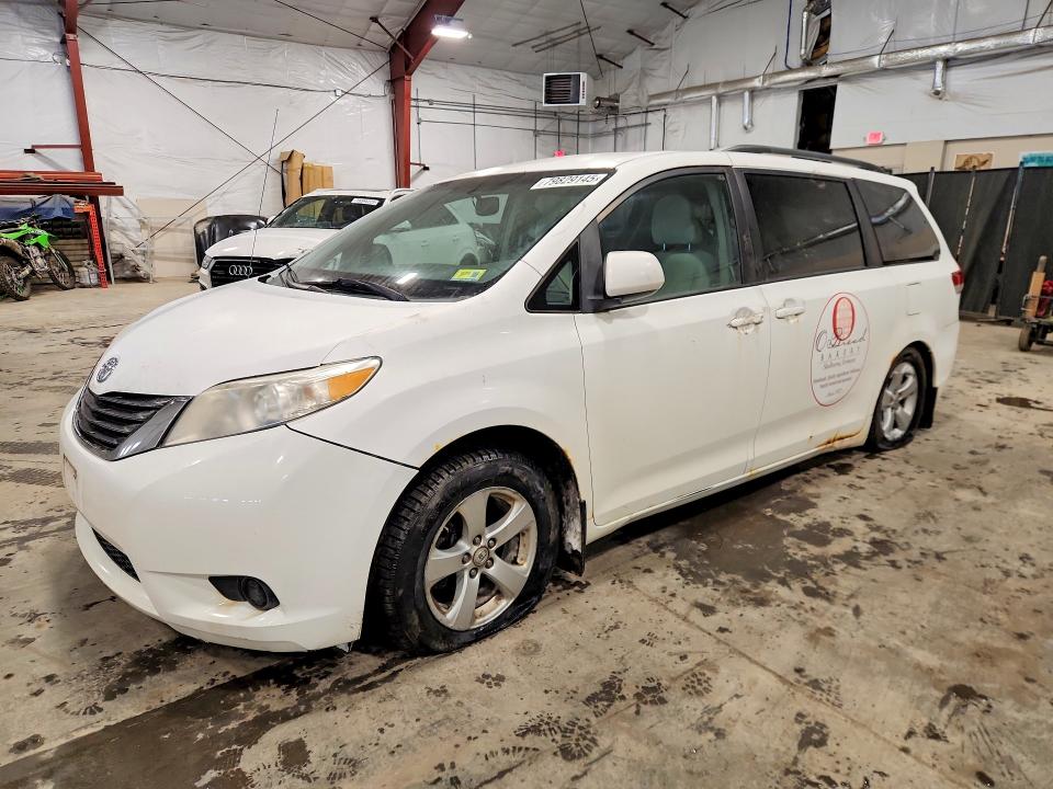 2011 TOYOTA SIENNA - Търг №79829145