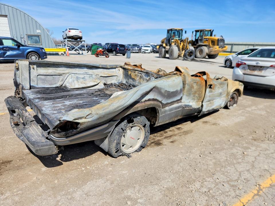 Photo 3 from auction – 2000 GMC SONOMA with VIN 1GTCS19W1Y8174113