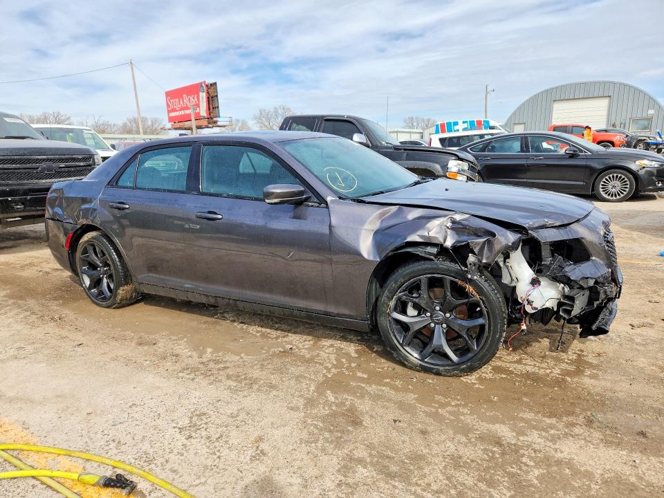 Photo 4 from auction – 2022 CHRYSLER 300 with VIN 2C3CCABG8NH206372