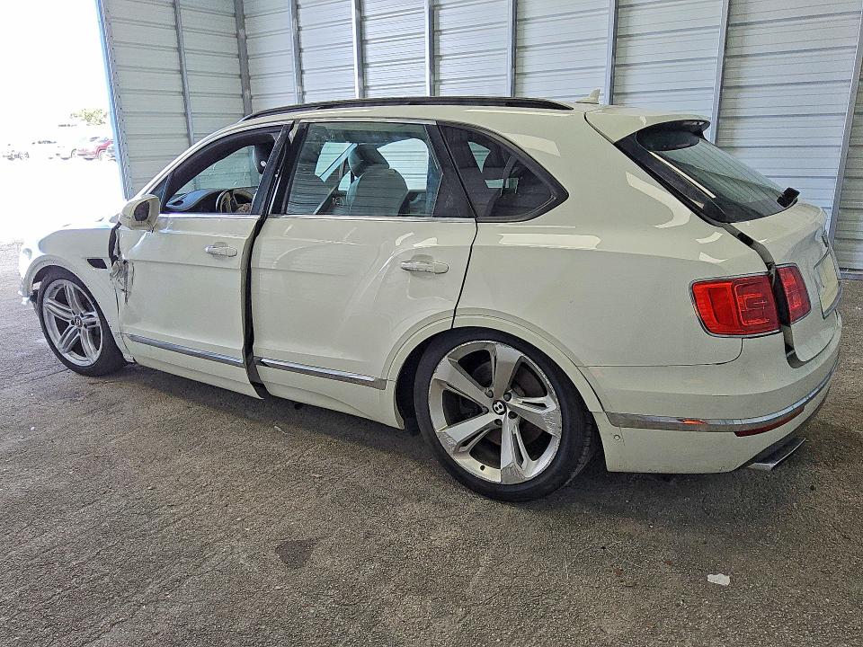 Photo 2 from auction – 2017 BENTLY BENTAYGA with VIN SJAAC2ZV8HC015170