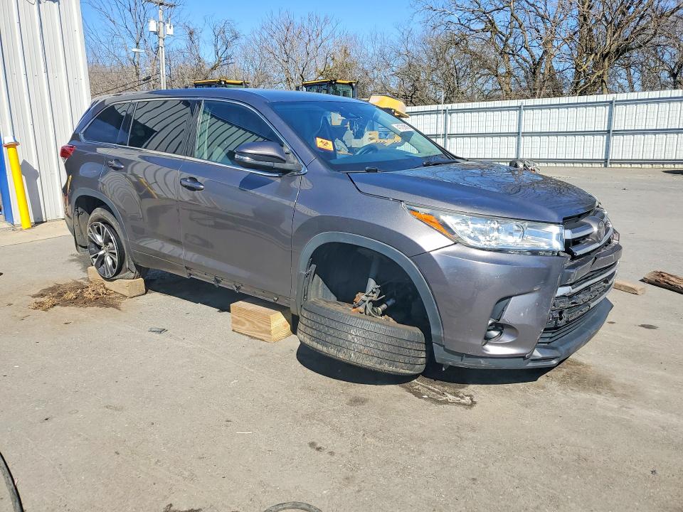 Photo 4 from auction – 2018 TOYOTA HIGHLANDER with VIN 5TDBZRFH5JS898836