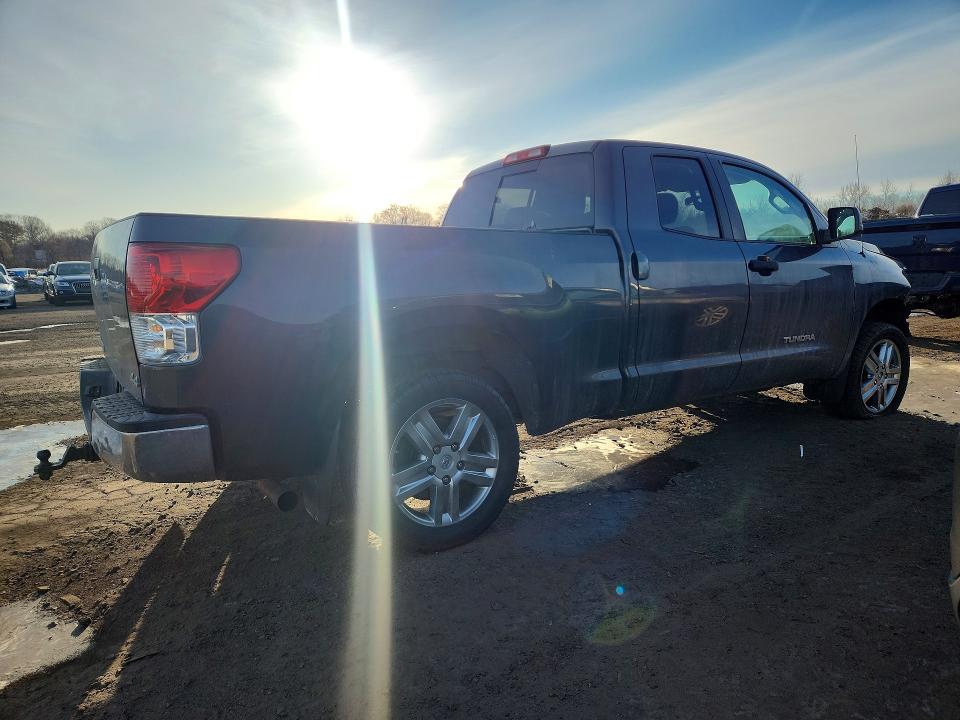 Photo 3 from auction – 2013 TOYOTA TUNDRA with VIN 5TFUM5F18DX049933