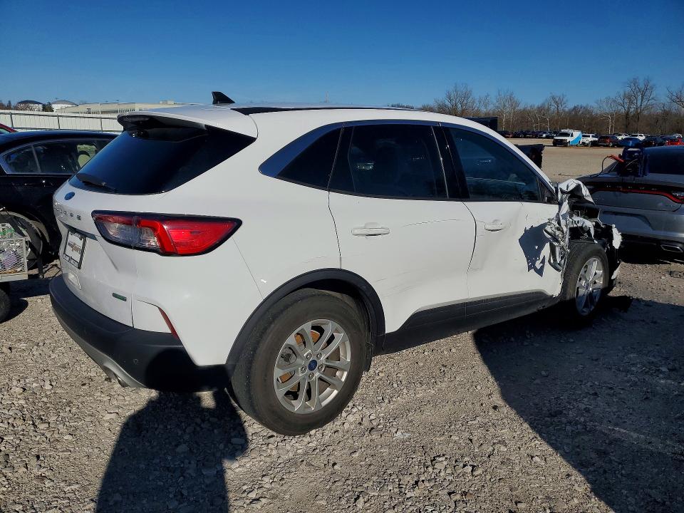 Photo 3 from auction – 2020 FORD ESCAPE with VIN 1FMCU0G60LUB44748