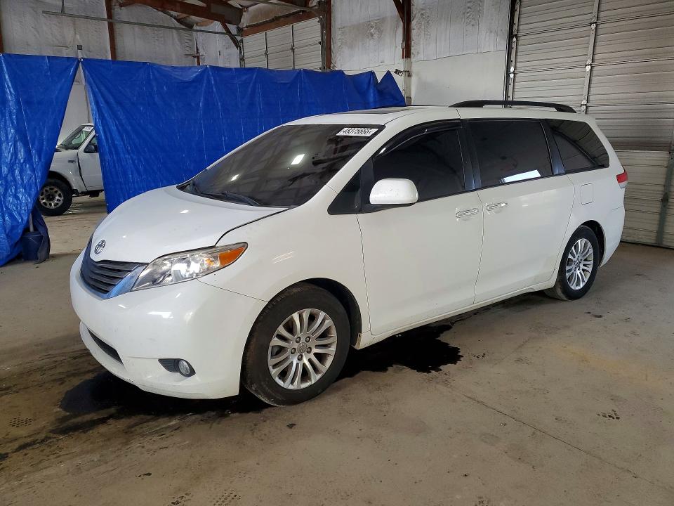 TOYOTA SIENNA 2011 с VIN 5TDYK3DC8BS114878 - Снимка от търг