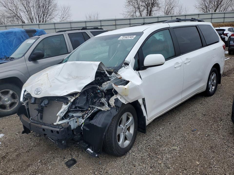 TOYOTA SIENNA 2017 with VIN 5TDKZ3DC2HS852105 - Photo from auction