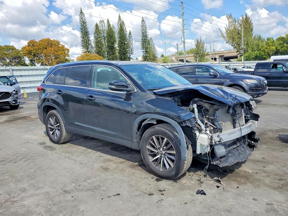 Photo 4 from auction – 2019 TOYOTA HIGHLANDER with VIN 5TDKZRFH9KS558736