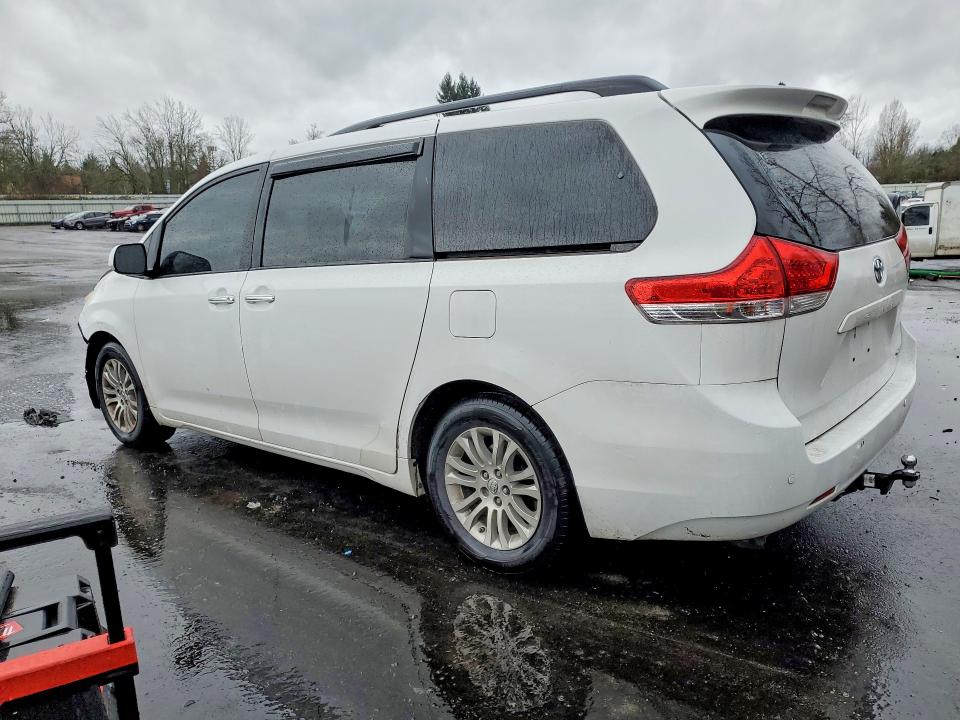 Photo 2 from auction – 2014 TOYOTA SIENNA with VIN 5TDYK3DC5ES466434