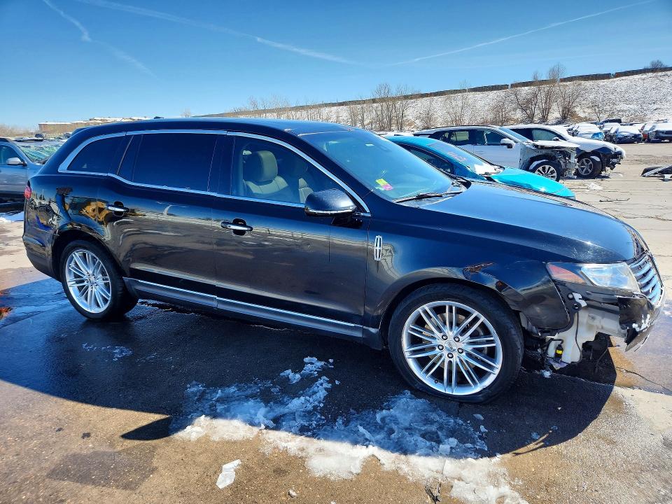 Photo 4 from auction – 2019 LINCOLN MKT with VIN 2LMHJ5AT9KBL00126