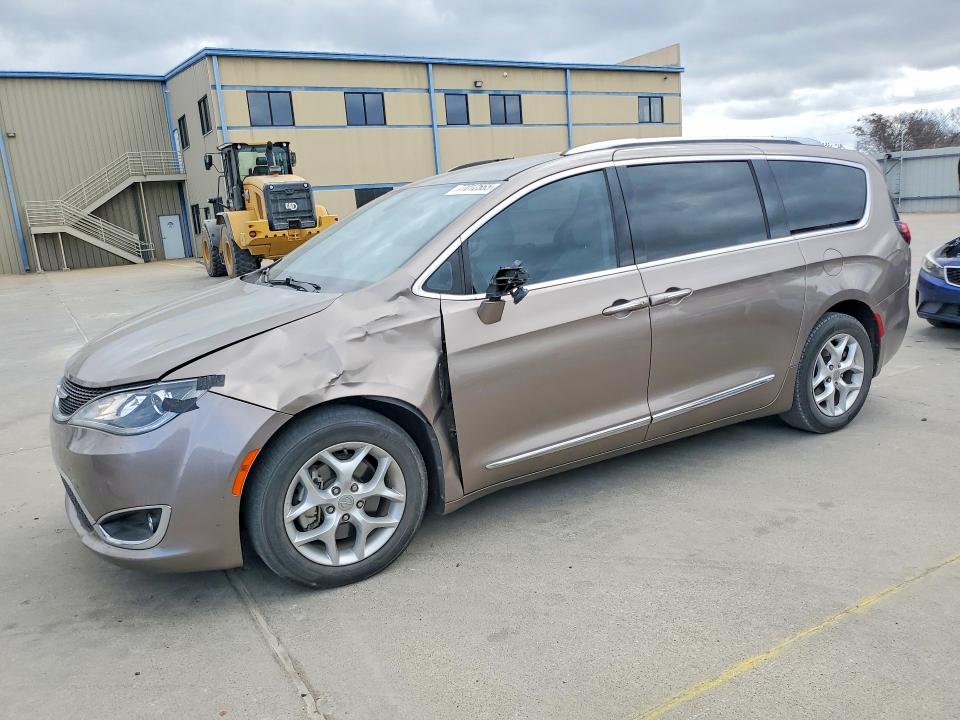 CHRYSLER PACIFICA 2017 with VIN 2C4RC1EGXHR759475 - Photo from auction