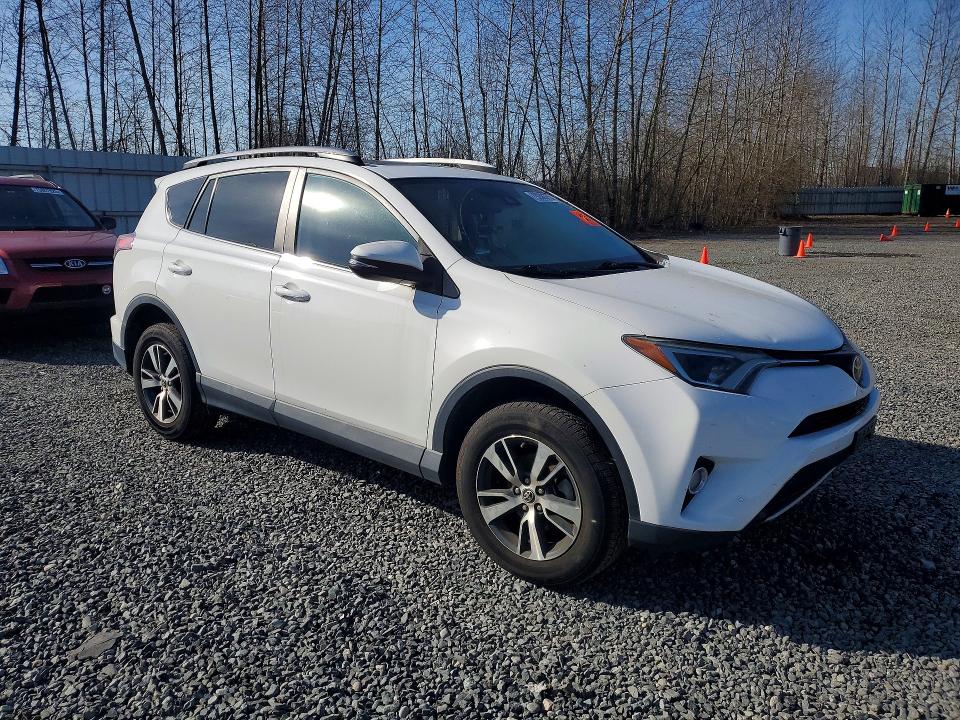 Снимка 4 от търг – 2017 TOYOTA RAV4 с VIN 2T3RFREV8HW679778