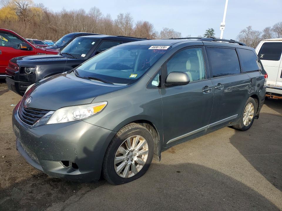 2013 TOYOTA SIENNA - Търг №46867336