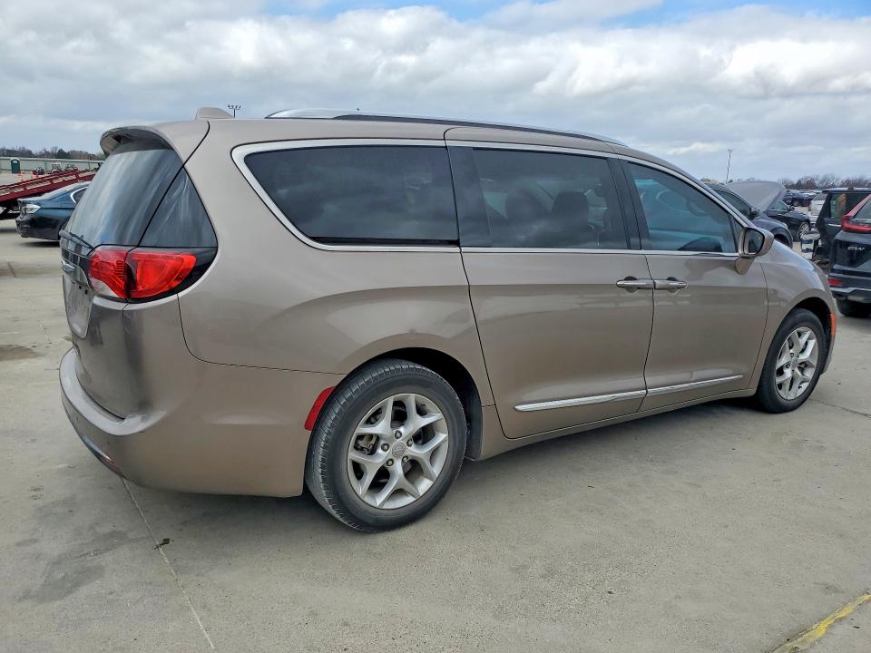Photo 3 from auction – 2017 CHRYSLER PACIFICA with VIN 2C4RC1EGXHR759475
