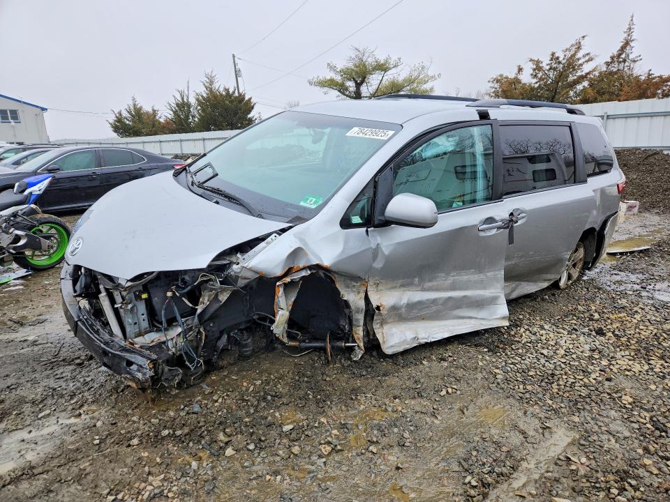 TOYOTA SIENNA 2017 with VIN 5TDKZ3DC2HS833862 - Photo from auction