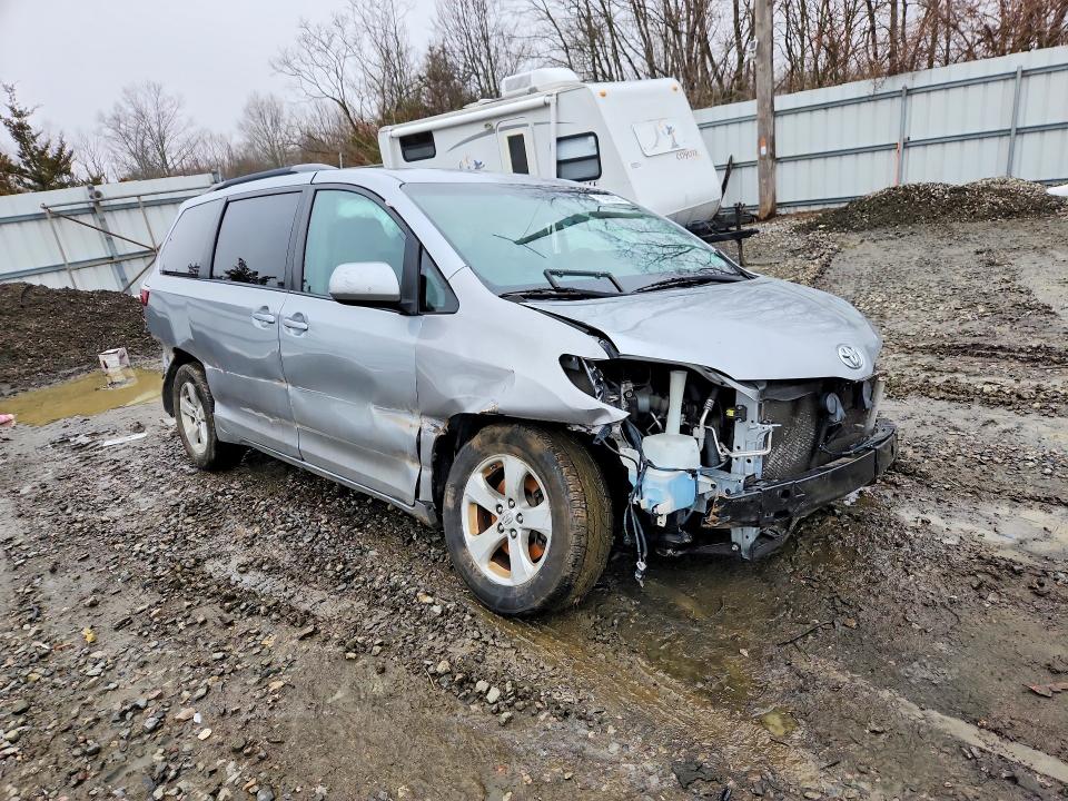 صورة رقم 4 من المزاد - 2017 TOYOTA SIENNA مع VIN 5TDKZ3DC2HS833862