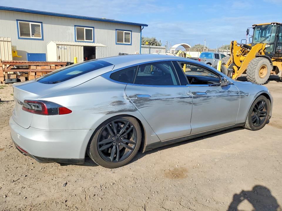 Снимка 3 от търг – 2013 TESLA MODEL S с VIN 5YJSA1AG8DFP04753