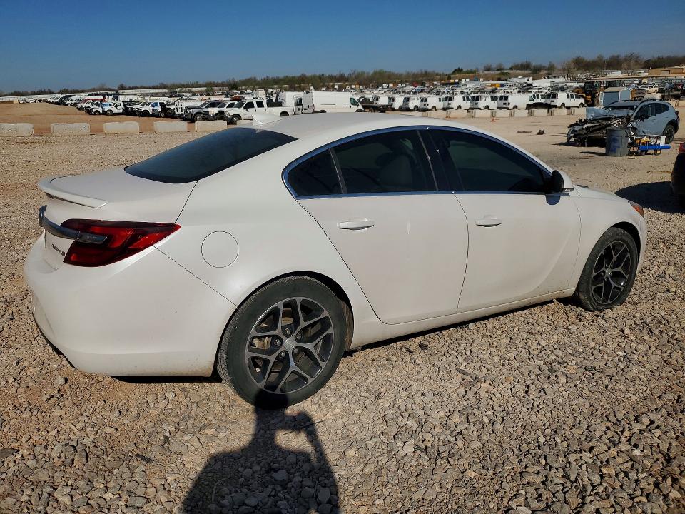 Photo 3 from auction – 2017 BUICK REGAL with VIN 2G4GL5EX3H9181133
