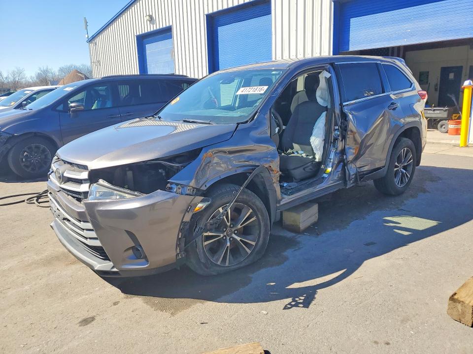 TOYOTA HIGHLANDER 2018 with VIN 5TDBZRFH5JS898836 - Photo from auction