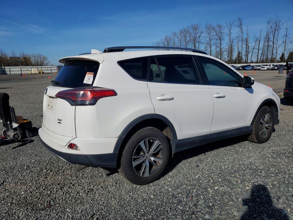 Снимка 3 от търг – 2017 TOYOTA RAV4 с VIN 2T3RFREV8HW679778