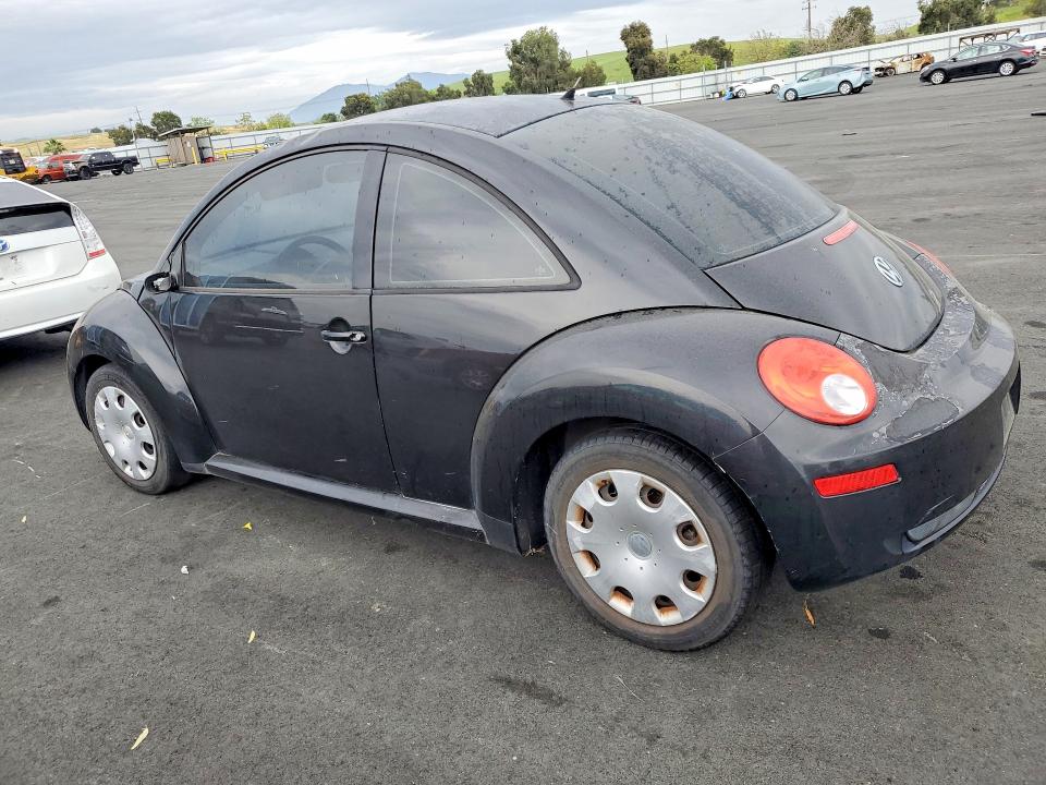 Фото 2 с аукциона – 2010 VOLKSWAGEN NEW BEETLE с VIN 3VWPG3AG3AM018186