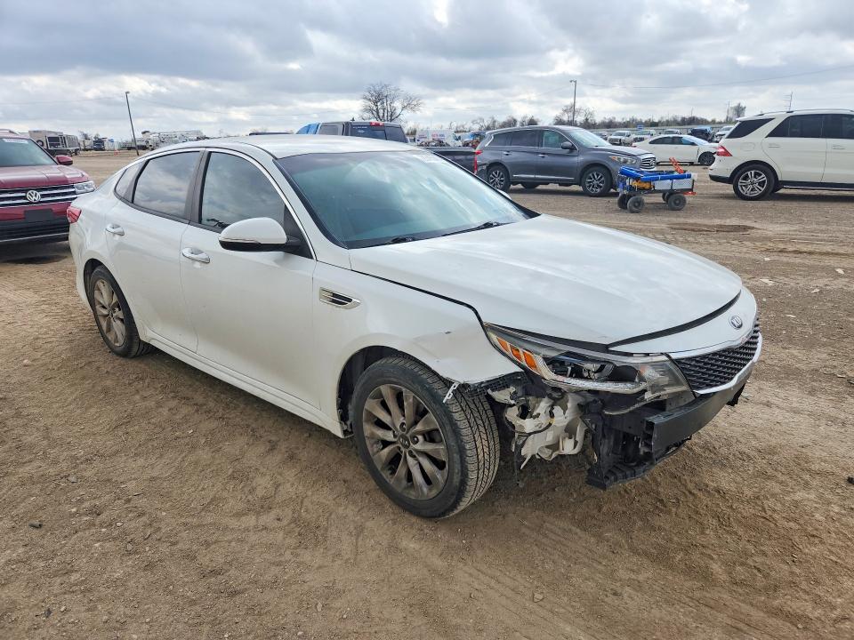 Photo 4 from auction – 2017 KIA OPTIMA with VIN 5XXGT4L31HG124355
