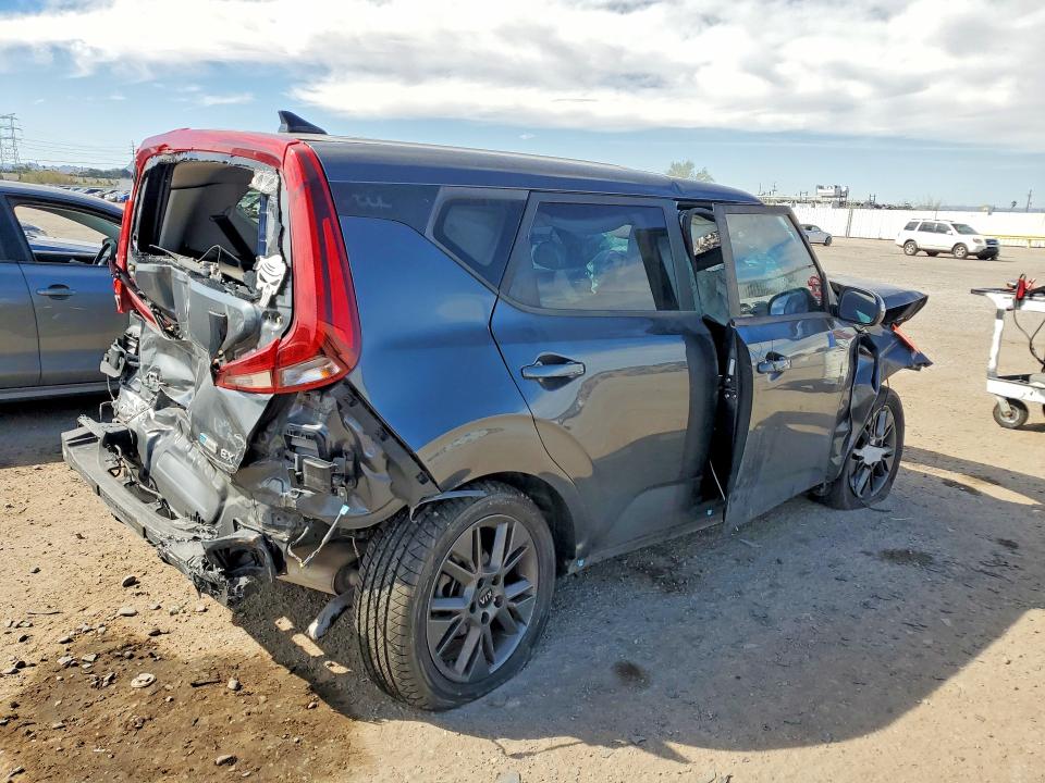 Photo 3 from auction – 2021 KIA SOUL with VIN KNDJ33AU0M7743706