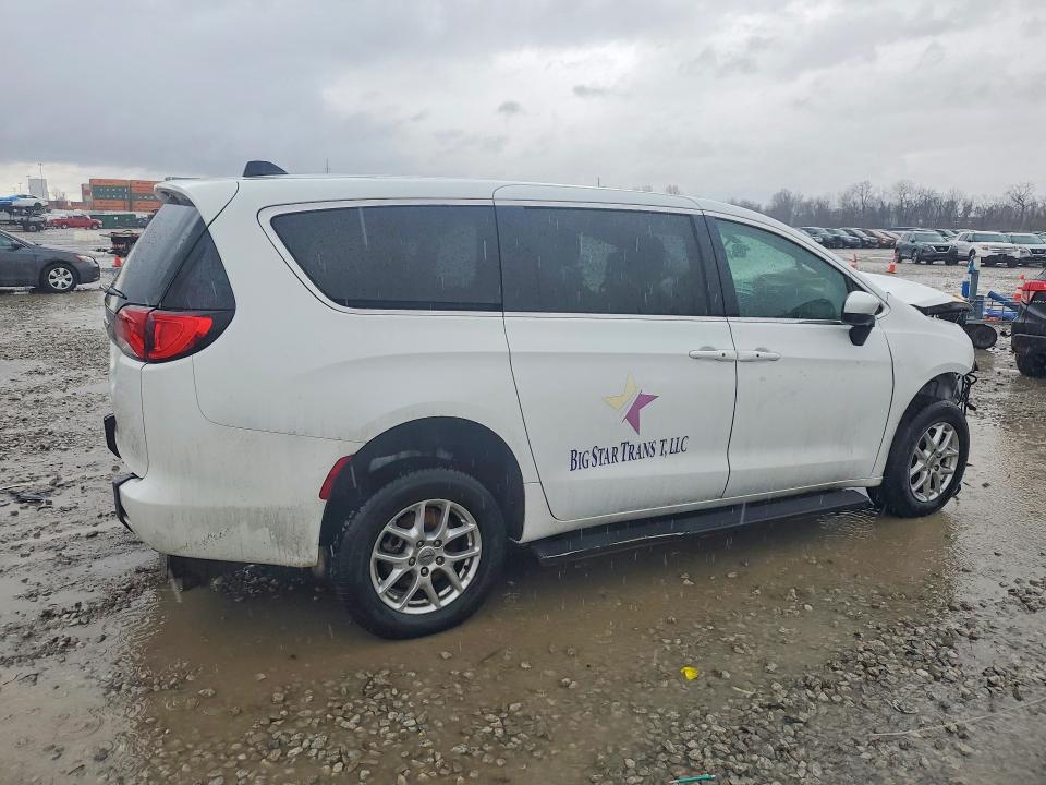 Photo 3 from auction – 2022 CHRYSLER VOYAGER with VIN 2C4RC1CG5NR162782