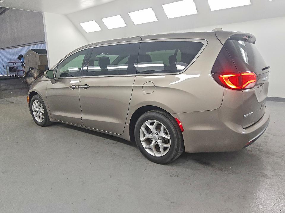 Photo 2 from auction – 2018 CHRYSLER PACIFICA with VIN 2C4RC1FGXJR128634