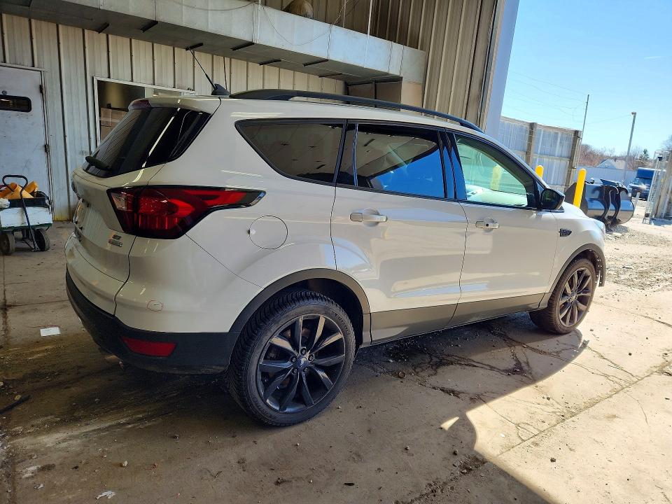 Photo 3 from auction – 2019 FORD ESCAPE with VIN 1FMCU0GDXKUA93062