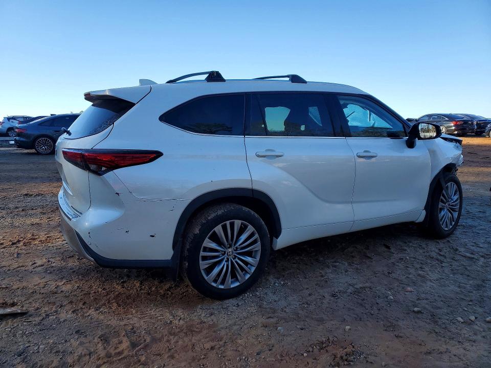 Photo 3 from auction – 2021 TOYOTA HIGHLANDER with VIN 5TDFZRBH4MS075651